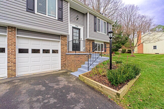 9705 Locust Hill Dr in Great Falls, VA - Building Photo - Building Photo