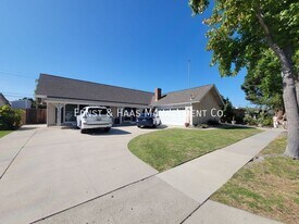 11381 Foster Rd in Los Alamitos, CA - Building Photo