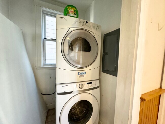 37 Hillside St, Unit 1 in Boston, MA - Foto de edificio - Building Photo