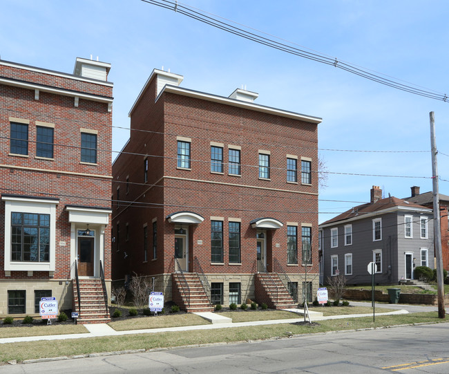 876 S Front St in Columbus, OH - Foto de edificio - Building Photo