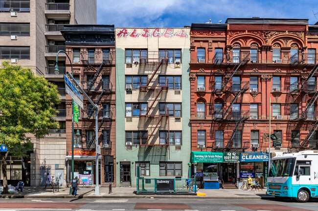 205 E 14 Street in New York, NY - Foto de edificio - Building Photo