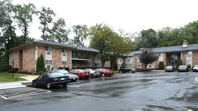 Versailles Apartments in Ewing, NJ - Foto de edificio - Building Photo