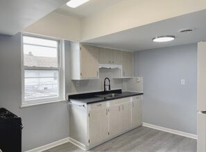 4694 State Rd, Unit 4 in Cleveland, OH - Foto de edificio - Building Photo