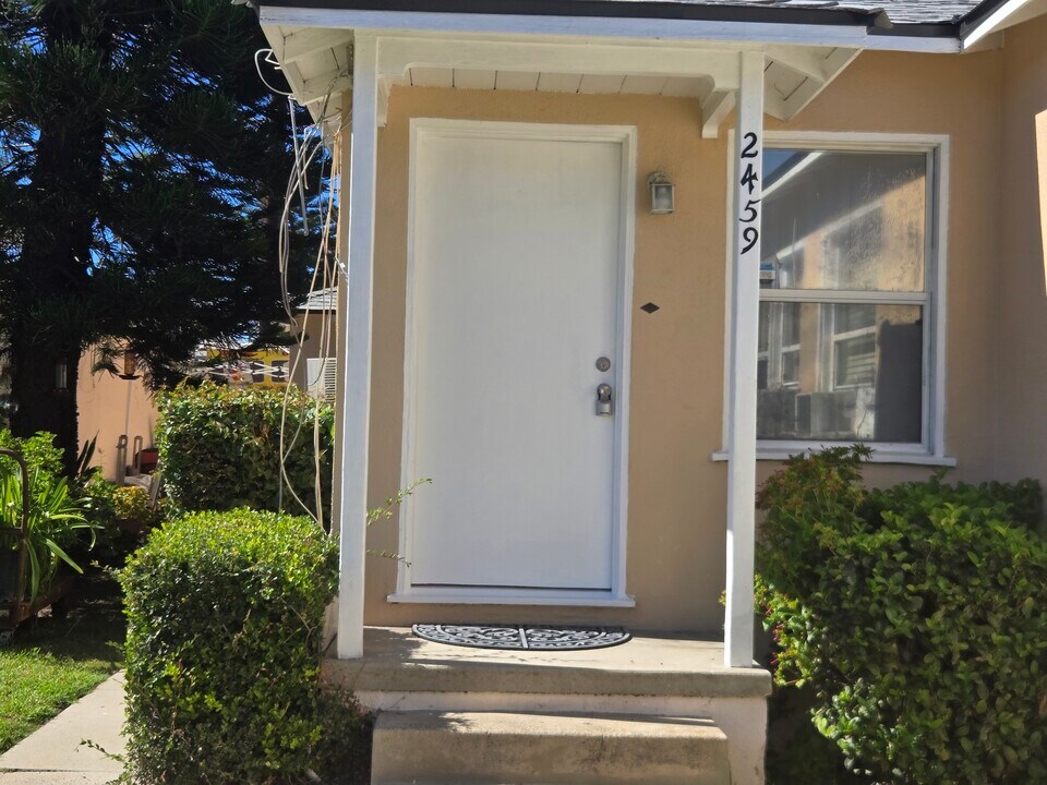 2459 N Brighton St in Burbank, CA - Building Photo