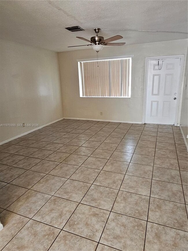 5820 NW 19th St in Lauderhill, FL - Foto de edificio - Building Photo