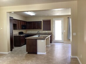 7479 E Giavanna Ave in Fresno, CA - Building Photo - Building Photo