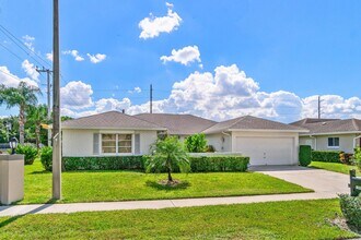 10990 Greentrail Dr S in Boynton Beach, FL - Building Photo - Building Photo