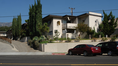 2831 Montrose Ave in La Crescenta, CA - Building Photo - Building Photo