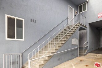 161 W Channel Rd in Santa Monica, CA - Foto de edificio - Building Photo