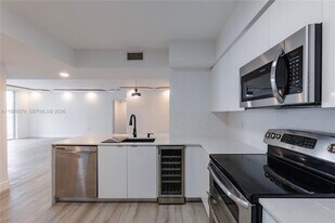 1155 Brickell Bay Dr, Unit 2204 in Miami, FL - Building Photo