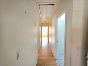 40 Carlton Ave, Unit 1 in Mastic, NY - Foto de edificio - Building Photo