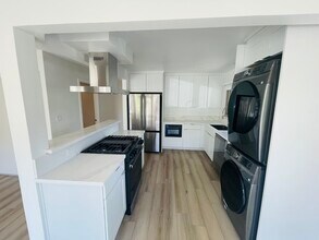 100 Montreal St, Unit 100 in Playa Del Rey, CA - Building Photo - Building Photo