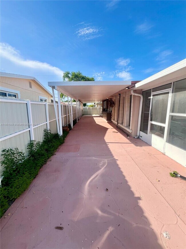 7601 Simms St in Hollywood, FL - Building Photo - Building Photo