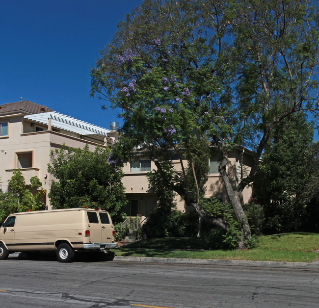 553 E Angeleno Ave in Burbank, CA - Foto de edificio - Building Photo