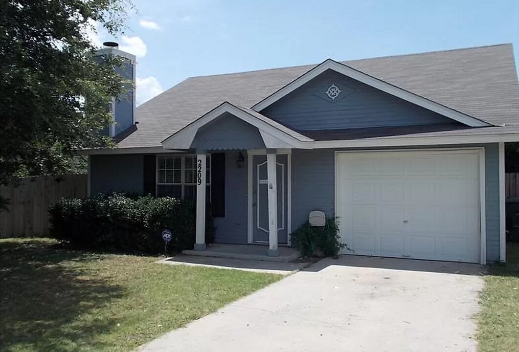 2209 Dickens Dr in Killeen, TX - Building Photo