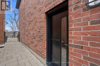 64 Four Oaks Gate in Toronto, ON - Building Photo - Building Photo