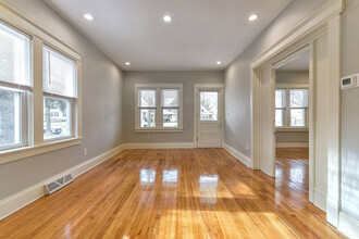 3756 S Whitnall Ave in Milwaukee, WI - Foto de edificio - Building Photo