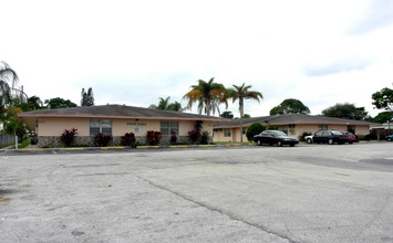 Twin Oaks in Lauderdale Lakes, FL - Building Photo - Building Photo