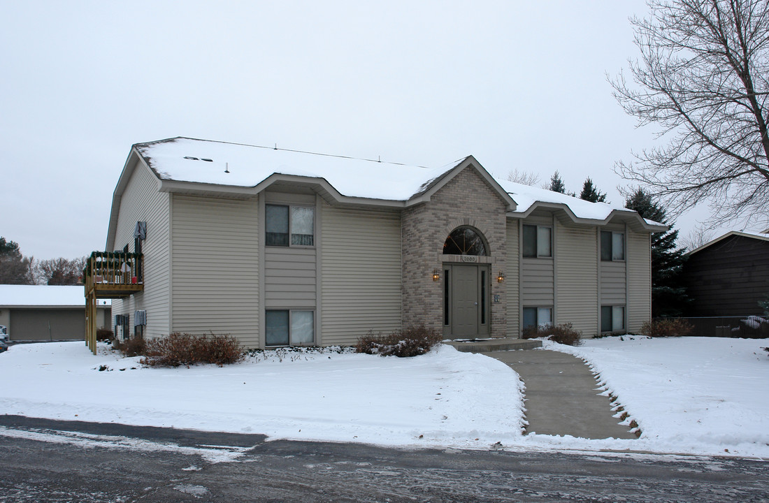 2000 108th Ave NW in Coon Rapids, MN - Building Photo