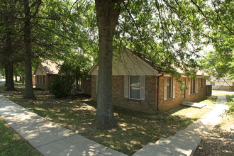 Squire Lake Townhomes in Lexington, KY - Building Photo - Building Photo