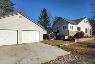 300 E Lake St in Mount Shasta, CA - Building Photo