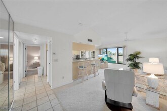 5625 Trailwinds Dr in Ft. Myers, FL - Building Photo - Building Photo