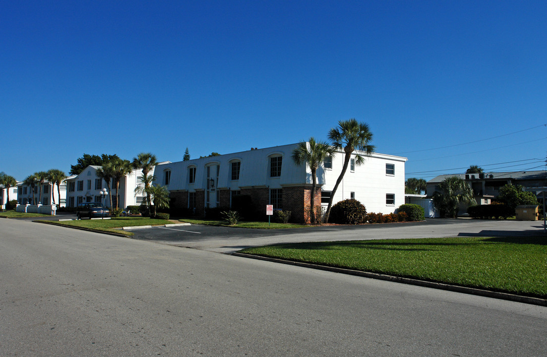 1065 Eden Isle Blvd NE in St. Petersburg, FL - Building Photo