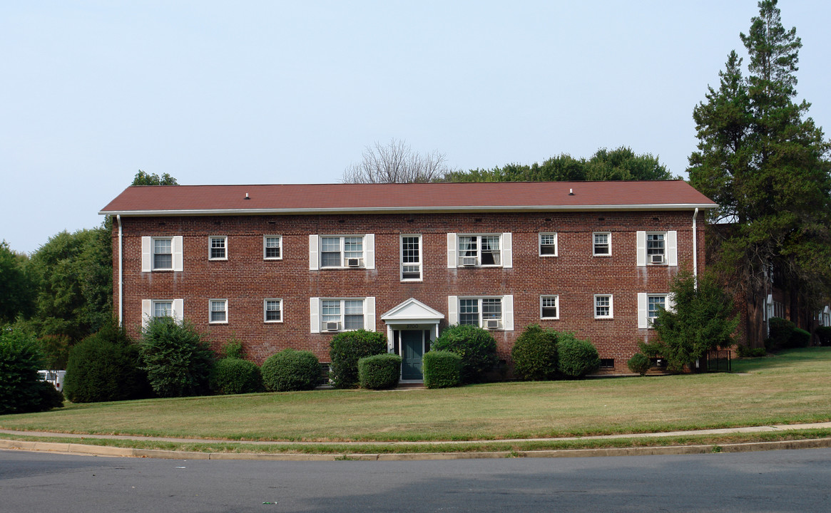 5700 Washington Blvd in Arlington, VA - Foto de edificio