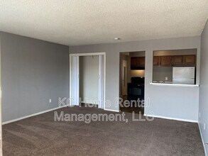 561 N Somerset Terrace in Olathe, KS - Building Photo - Building Photo