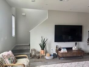 3708 E Commerce Way in Sacramento, CA - Building Photo - Building Photo