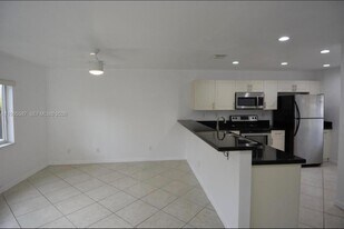 324 NE 3rd St in Hallandale Beach, FL - Building Photo