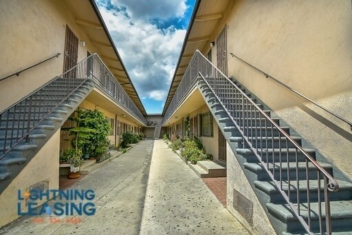 251-253 Loma Dr in Los Angeles, CA - Building Photo