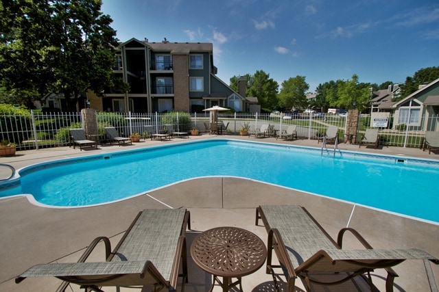 The Lodge in Blue Springs, MO - Foto de edificio