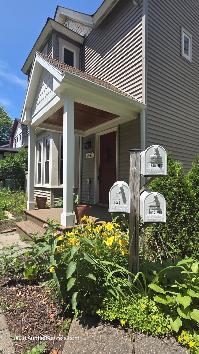 property at 1647 Hewitt Ave