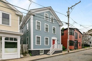 30 Prospect Hill St in Newport, RI - Building Photo