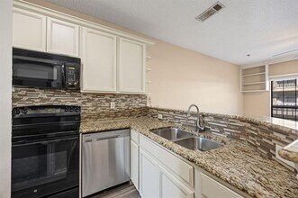 4800 W Lovers Ln in Dallas, TX - Foto de edificio - Building Photo