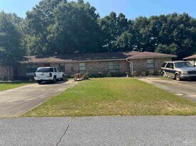 6413 Kennington Cir in Milton, FL - Building Photo