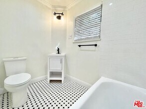5744 La Mirada Ave in Los Angeles, CA - Building Photo - Building Photo