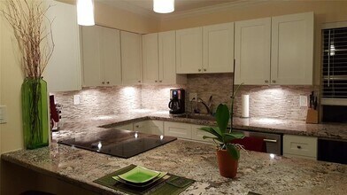 905 NE 28th St in Wilton Manors, FL - Building Photo - Building Photo