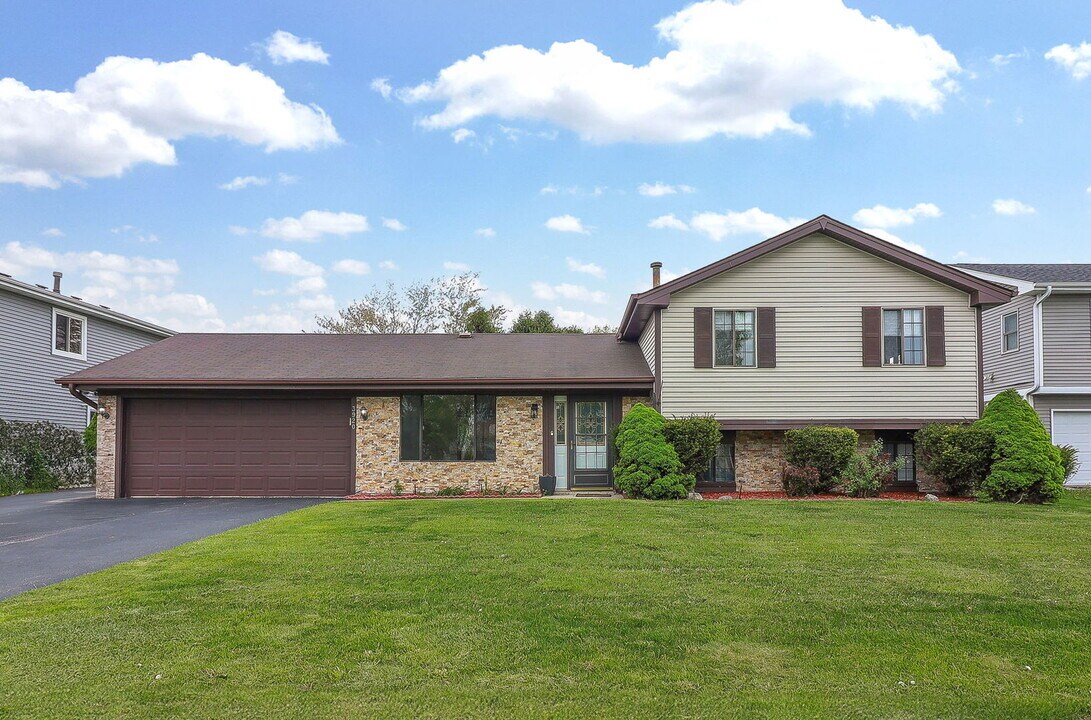 3920 Shoreline Dr in Hanover Park, IL - Building Photo
