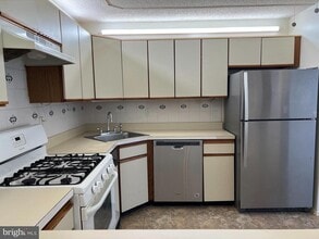 19 Mendrey Ct in Trenton, NJ - Building Photo - Building Photo