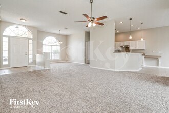 2352 Longmont Dr in Jacksonville, FL - Foto de edificio - Building Photo