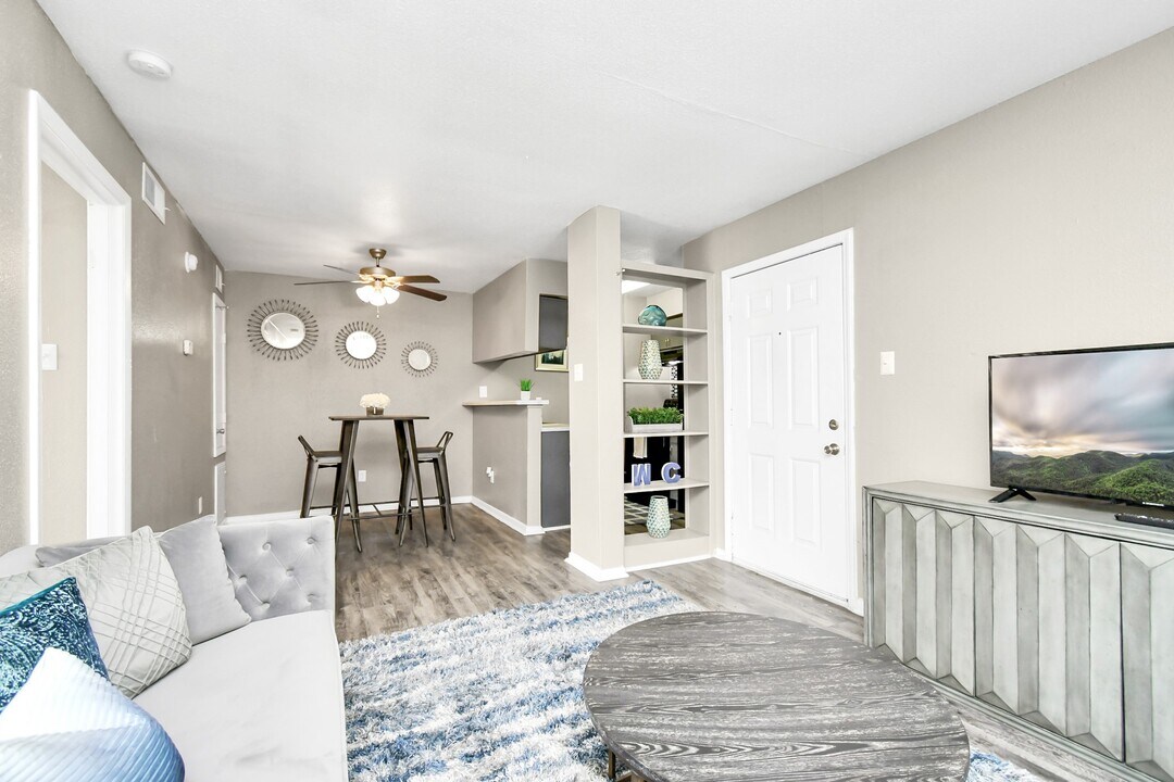 12211 Fondren Rd in Houston, TX - Building Photo