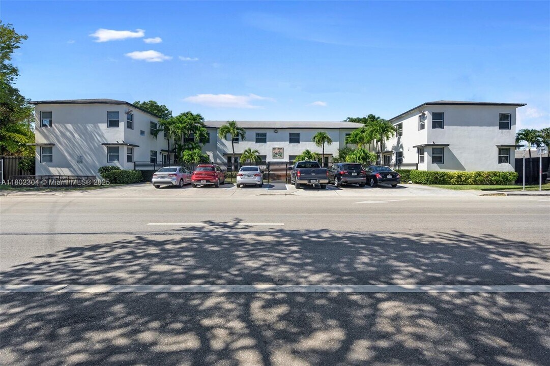 573 NE 82nd St in Miami, FL - Building Photo