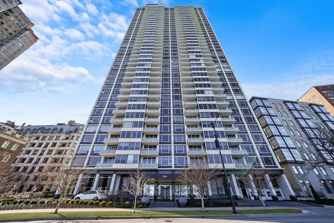 1300 N Lake Shore Dr in Chicago, IL - Building Photo