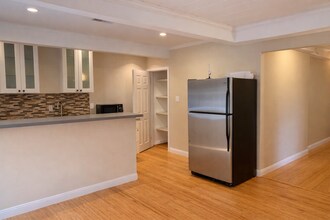 1111 North Rd in Belmont, CA - Foto de edificio - Building Photo