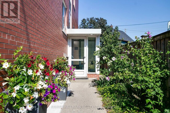 18-18 Kenrae Rd in Toronto, ON - Building Photo - Building Photo