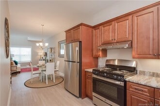 24 Mill Pond Dr in Granby, CT - Building Photo - Building Photo
