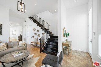 715 N Kilkea Dr in Los Angeles, CA - Building Photo - Building Photo