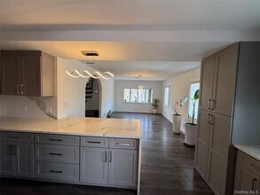 1090 Pelham Pkwy S in Bronx, NY - Building Photo - Building Photo